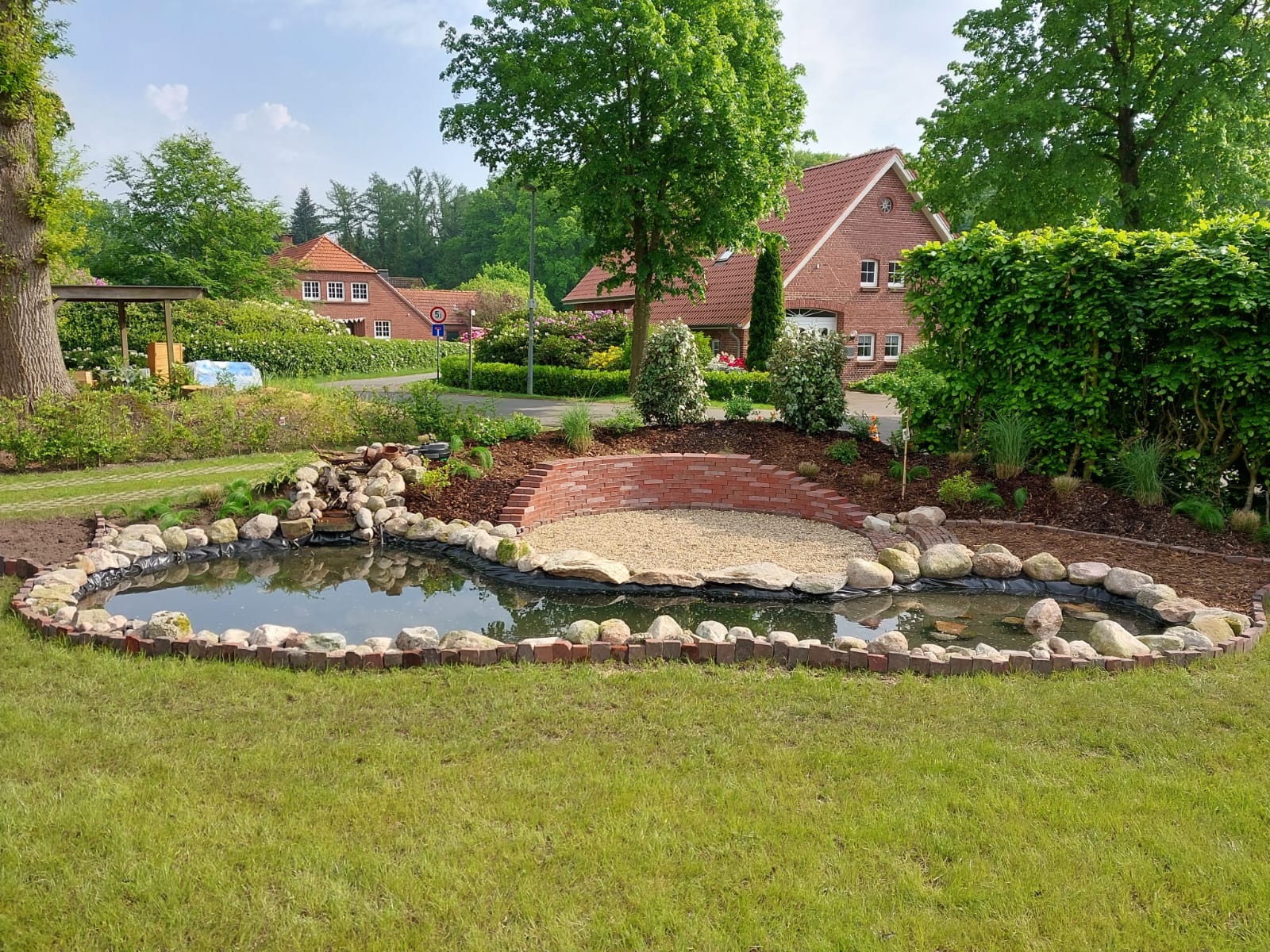 - Teichbau mit Rasenneuanlage -